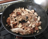 Foto del paso 4 de la receta: Setas salteadas con castañuelas de cerdo, jamón y ajo negro