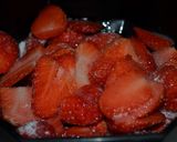 Une image de l'étape 1 de Coupe de fraises à la verveine citronnelle et chantilly.