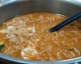 Foto langkah ke 3 dari resep Shin ramyeon with egg and cheese.