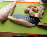 Foto del paso 1 de la receta: Guisado de pollo con patatas y pimientos variados