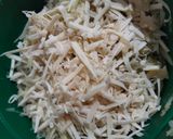 Foto langkah ke 2 dari resep Crispy Cheesy Hash Browns.