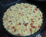 Foto del paso 4 de la receta: Tortilla de papas con cebolla sofrita y chorizo