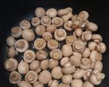 Φωτογραφία βήματος 1 της συνταγής Μακαρόνια βίδες με μανιτάρια και σάλτσα ντομάτας