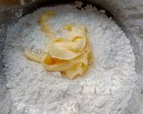Foto langkah ke 5 dari resep Pastel Gulung Ragout Ayam.