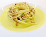 Foto del passaggio 7 della ricetta Spaghetti aglio olio peperoncino, con crema di cavolfiore arancio, salsa di acciughe e pane speziato