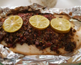 Foto del paso 4 de la receta: Filete de pescado con pasta de aceitunas, tomate y alcaparras