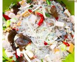 รูปขั้นตอนการทำที่ 3 ของ 🍝ยำเห็ดสามซี้🍄
