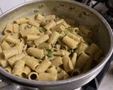 Foto del passaggio 5 della ricetta Mezze maniche al pesto di fave e pancetta