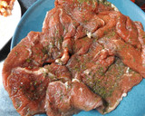 Foto del paso 1 de la receta: Rollos de carne rellenos con salsa de cebolla y vino