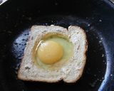 Foto del paso 2 de la receta: Desayuno rápido y sencillo (Huevo en canasta y Pan con maní)