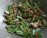 Foto langkah ke 3 dari resep Tumis bunga bawang.