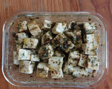 Foto del paso 5 de la receta: Queso panela marinado con hierbas a la mexicana