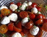 Foto del paso 2 de la receta: Ensalada de tomatitos variados y boconccini con jamón crujiente y sésamo negro