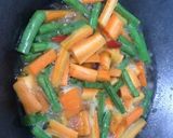 Foto langkah ke 3 dari resep Tumis Wortel Buncis Sosis.