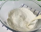 Foto langkah ke 3 dari resep Mochi Pandan Isi Kacang.
