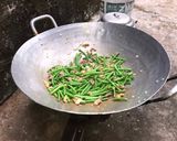Hình bước làm 3 của món Đỗ xào lòng gà