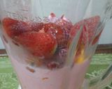 Foto langkah ke 1 dari resep Strawberry & Orange Milkshake .