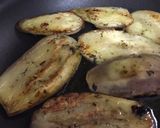Foto del paso 1 de la receta: Berenjenas asadas con tomate y albahaca