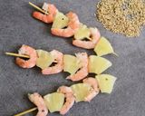 Une image de l'étape 2 de Brochettes de crevettes et ananas au graines de sésame.