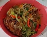 Foto langkah ke 5 dari resep Pesmol Ikan Nila Bumbu Acar Kuning Timun dan Wortel.