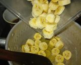 Foto langkah ke 2 dari resep 47. Choco Banana Roll Simple.
