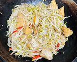 Foto langkah ke 3 dari resep Tumis Tahu Kecambah.
