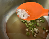 Foto del paso 10 de la receta: Bullabesa de salmón y gambones, con verduras del hortet