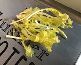 Une image de l'étape 1 de Côtes de porc aux tomates, ail rose et fanes de navets.