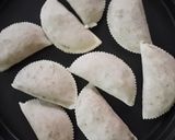 नागपंचमी स्पेशल खुसखुशीत गुळाची करंजी (gulachi karanji recipe in marathi) रेसिपी स्टेप 5 फोटो 