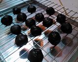 Foto langkah ke 7 dari resep Red Velvet Cake Balls.