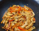 Foto del paso 2 de la receta: Fideos con pollo agridulce y verduras salteadas