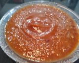 A picture of step 2 of Imlee aur khajoor ki chutney.