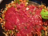 Timbal de calabacín relleno de verduras y pollo especiado
