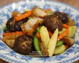 รูปขั้นตอนการทำที่ 4 ของ ผัดผักรวมหมูกรอบ