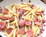 Hình bước làm 4 của món Carbonara pasta xúc xích sốt kem