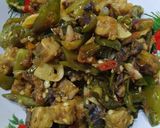 Foto langkah ke 4 dari resep Tumis Ikan Asin Klotok Cabai Hijau.