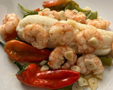 Foto del paso 12 de la receta: Bacalao skrei con gambones al ajillo, sobre cama de pimientos