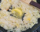 Foto langkah ke 7 dari resep Nasi goreng daun jeruk.