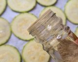 Foto del paso 2 de la receta: Snack saludable de zucchini 🥒Zapallito largo horneado con aceite de oliva virgen extra y especias