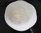Hình bước làm 2 của món Bông lan cuộn sốt kem