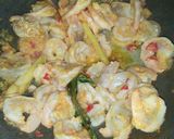 Foto langkah ke 2 dari resep Udang kupas saus tiram pedas manis.