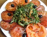 Foto del paso 3 de la receta Fuente de tomates Monterrosa y tomates azules con rúcula