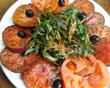 Foto del paso 3 de la receta: Fuente de tomates Monterrosa y tomates azules con rúcula