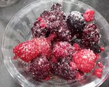 Foto del paso 1 de la receta: Frutos rojos al mezcal 🍷🍓🍒