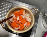 รูปขั้นตอนการทำที่ 2 ของ แกงกะหรี่ใส่เส้นอุด้ง (カレーうどん)