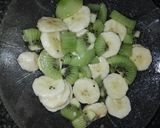 Foto del paso 2 de la receta: Ensalada de dos frutas!!