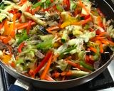 Foto del paso 2 de la receta: Carne en cubos con vegetales al wok