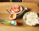 Foto del paso 5 de la receta: Pescado frito en milanesa, tomate con ajo, espárragos, papas fritas