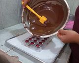 Foto del paso 17 de la receta: Bombón de chocolate relleno de fresa