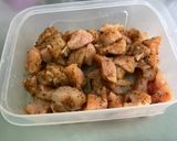 Une image de l'étape 3 de Poulet à la tomate, poivron jaune et cebettes.